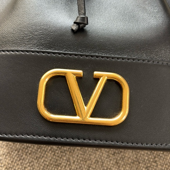 *SALE* Valentino AUTH MINI BUCKET BAG IN NAPPA WITH VLOGO SIGNATURE CHAIN EUC - Picture 4 of 16